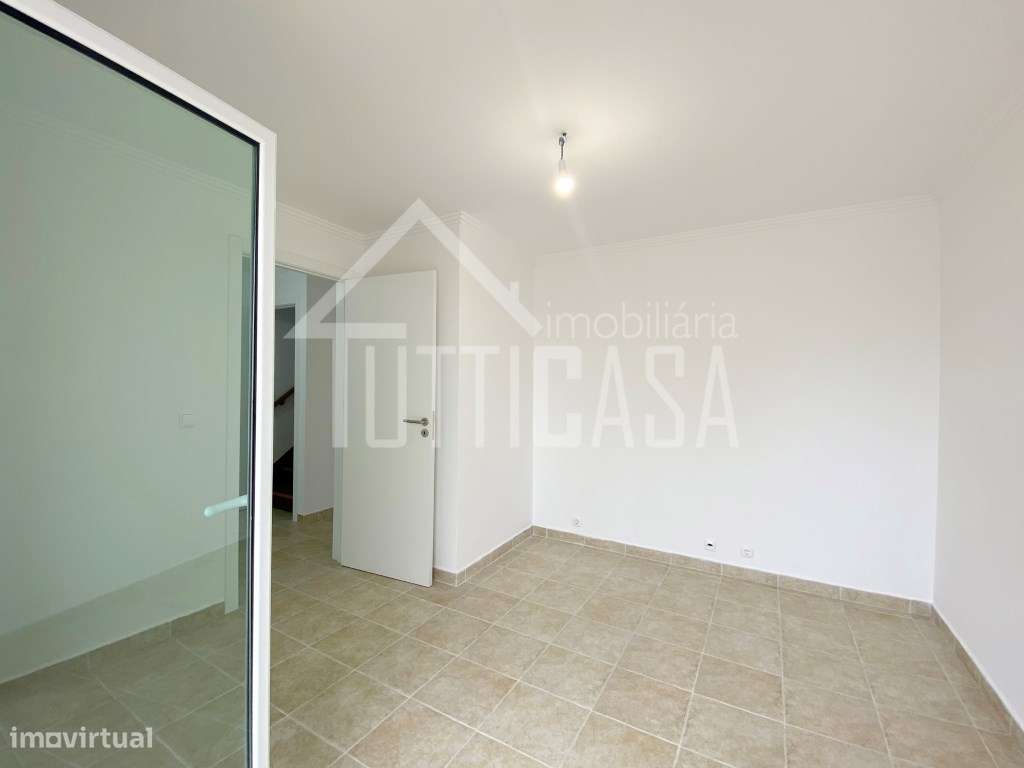 Moradia V3+1 totalmente remodelada na Ericeira-25