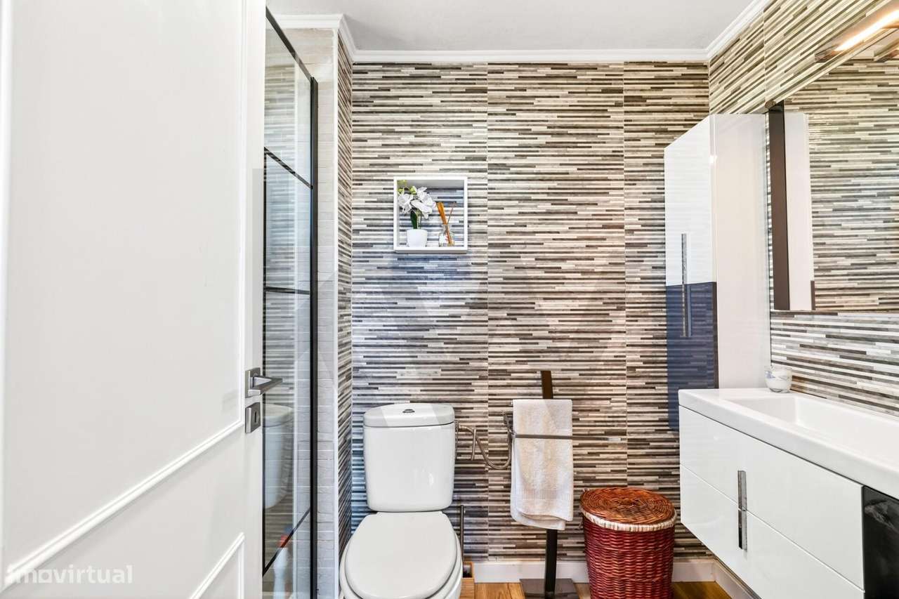 Moradia T4+1 com Piscina Coberta, Jardim e Churrasqueira em Alcoitão,-33