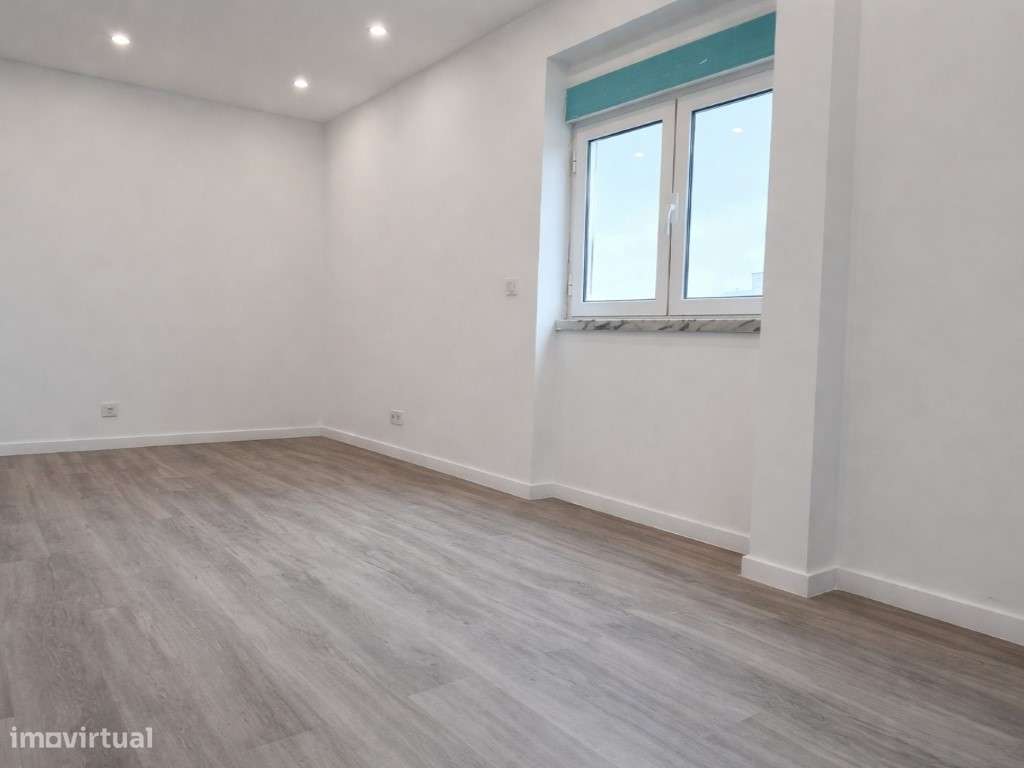 Apartamento T1 c/ Arrecadação Renovado em Porto Salvo - Grande imagem: 4/21