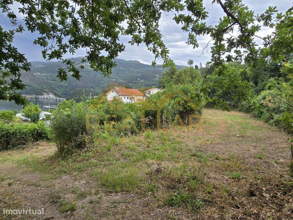 Terreno com Vistas Deslumbrantes sobre o Rio Caldo - Gerês-11