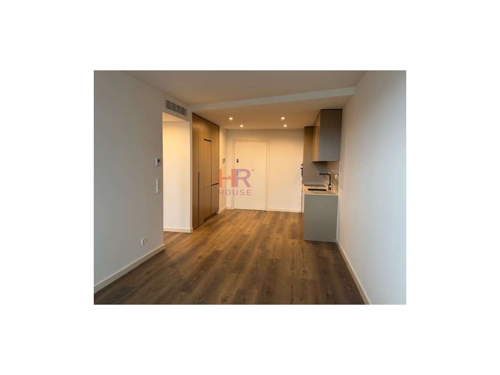 Arrenda -se T1 com lugar de garagem coberto e piscina comum. - Grande imagem: 4/12