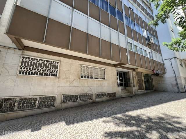 Oportunidade de Investimento, loja c/dois pisos em Benfica!-16