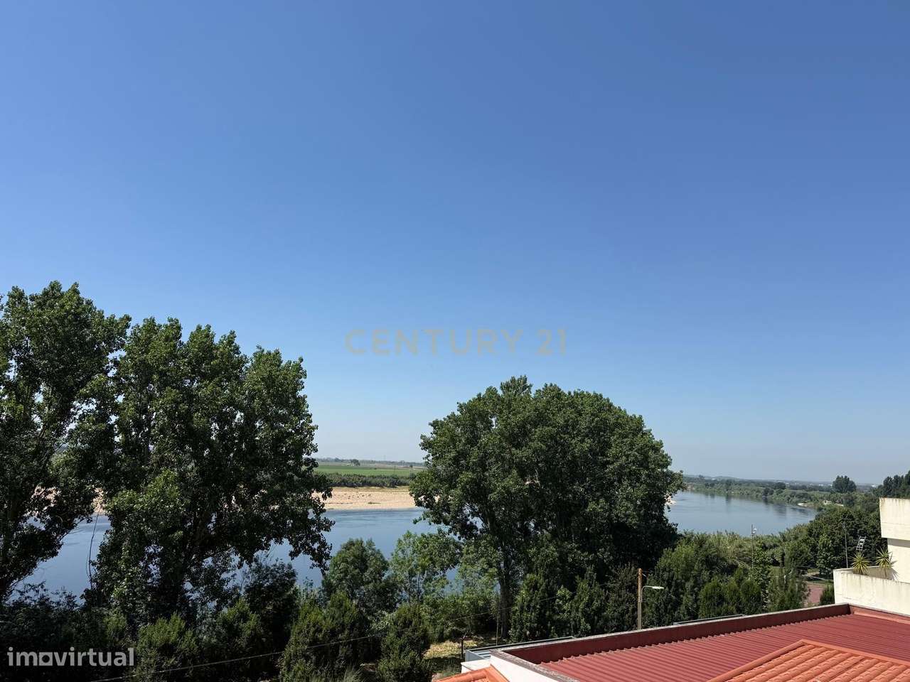 Moradia T2 com Vista Panorâmica em Localização Central-10