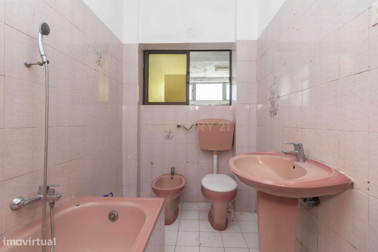 Apartamento com Potencial de Valorização em Almada-27