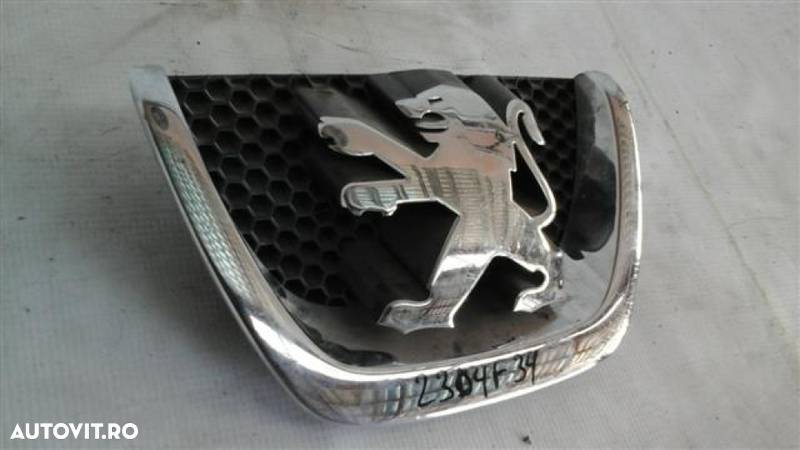 Emblema bara fata Peugeot 207 An 2006-2010 cod 303002001 ST23434 - 4