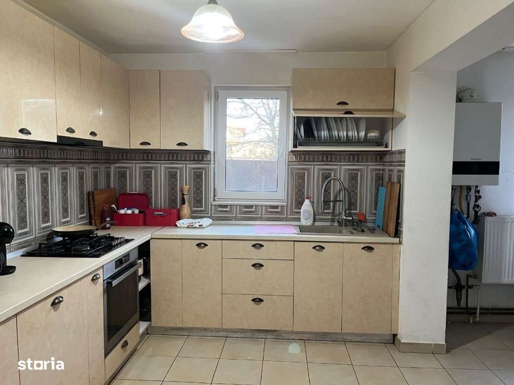 Casa spatioasa de vanzare , intr o zona linistita - Imagine principală: 3/11