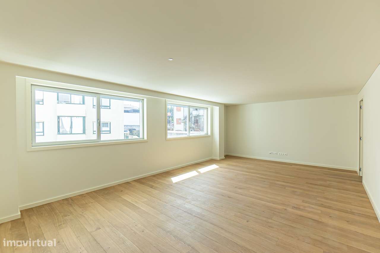 T3 Novo em Condomínio com Jardim, 3 Garagens, Permuta Possível-5