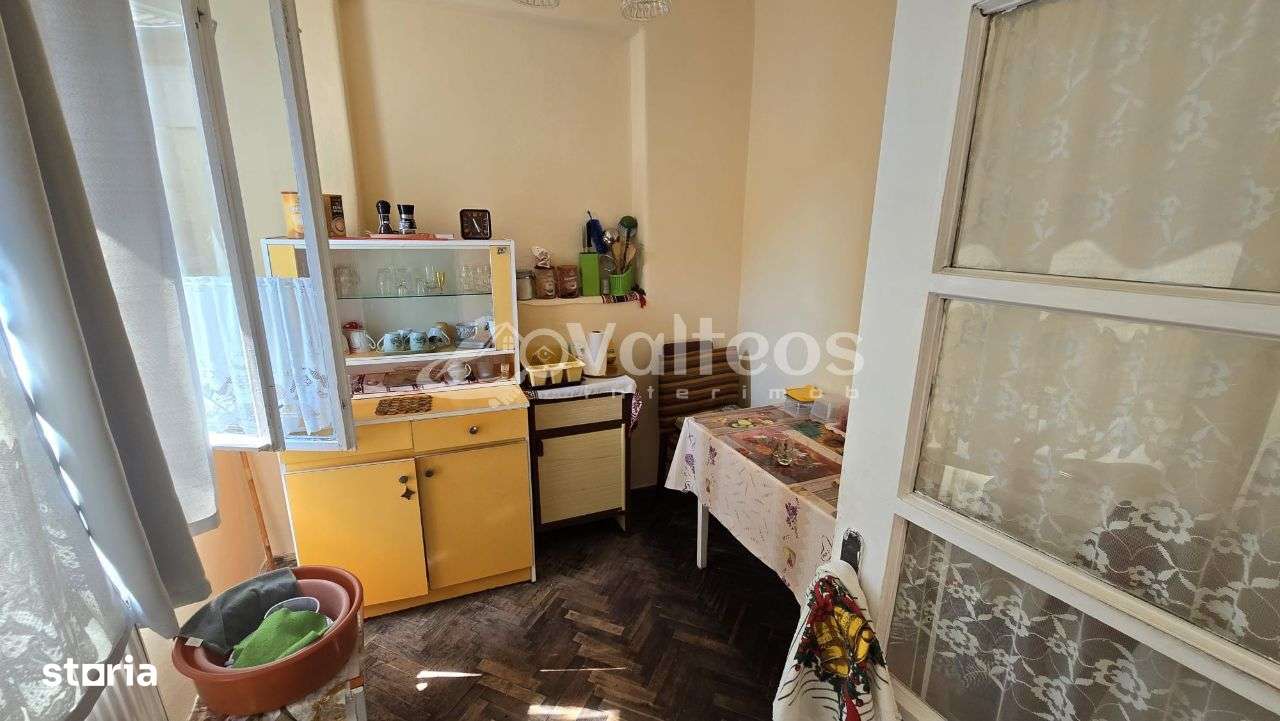 Resita, de vânzare casă, două corpuri, curte, zona centrală-11