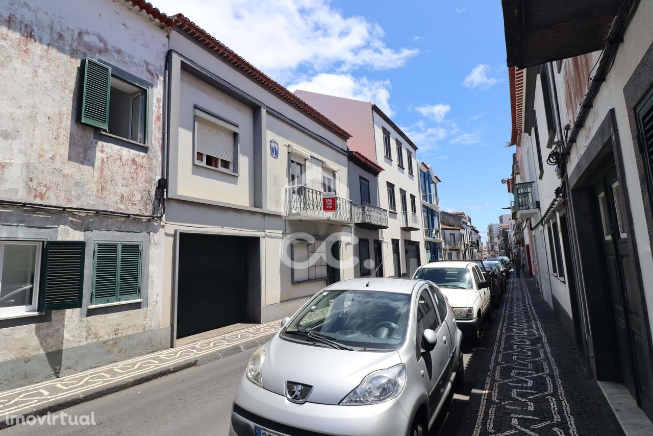 Moradia com 4 Quartos - São José - Ponta Delgada