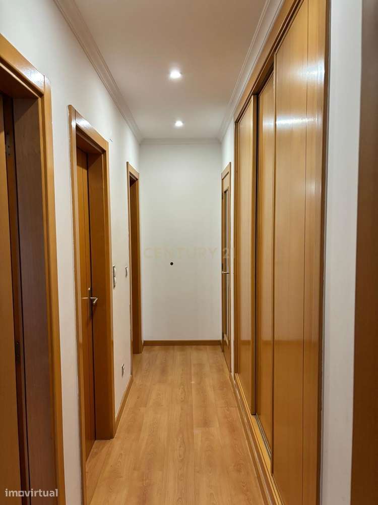 Apartamento Luxuoso com Vista Panorâmica em Montijo-9