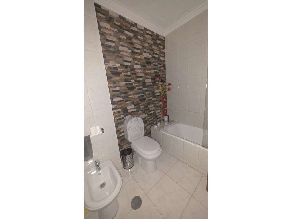 Apartamento T3 no Centro de Canelas - Uma Oportunidade Imperdível!-14