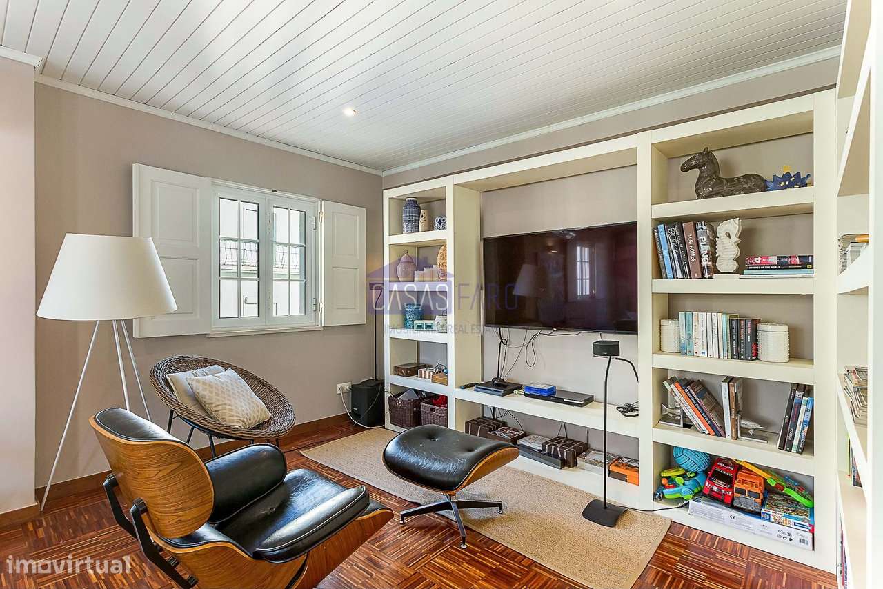 Imponente Moradia V3 de 3 pisos na zona da Avenida 5 de Outubro em Far-44