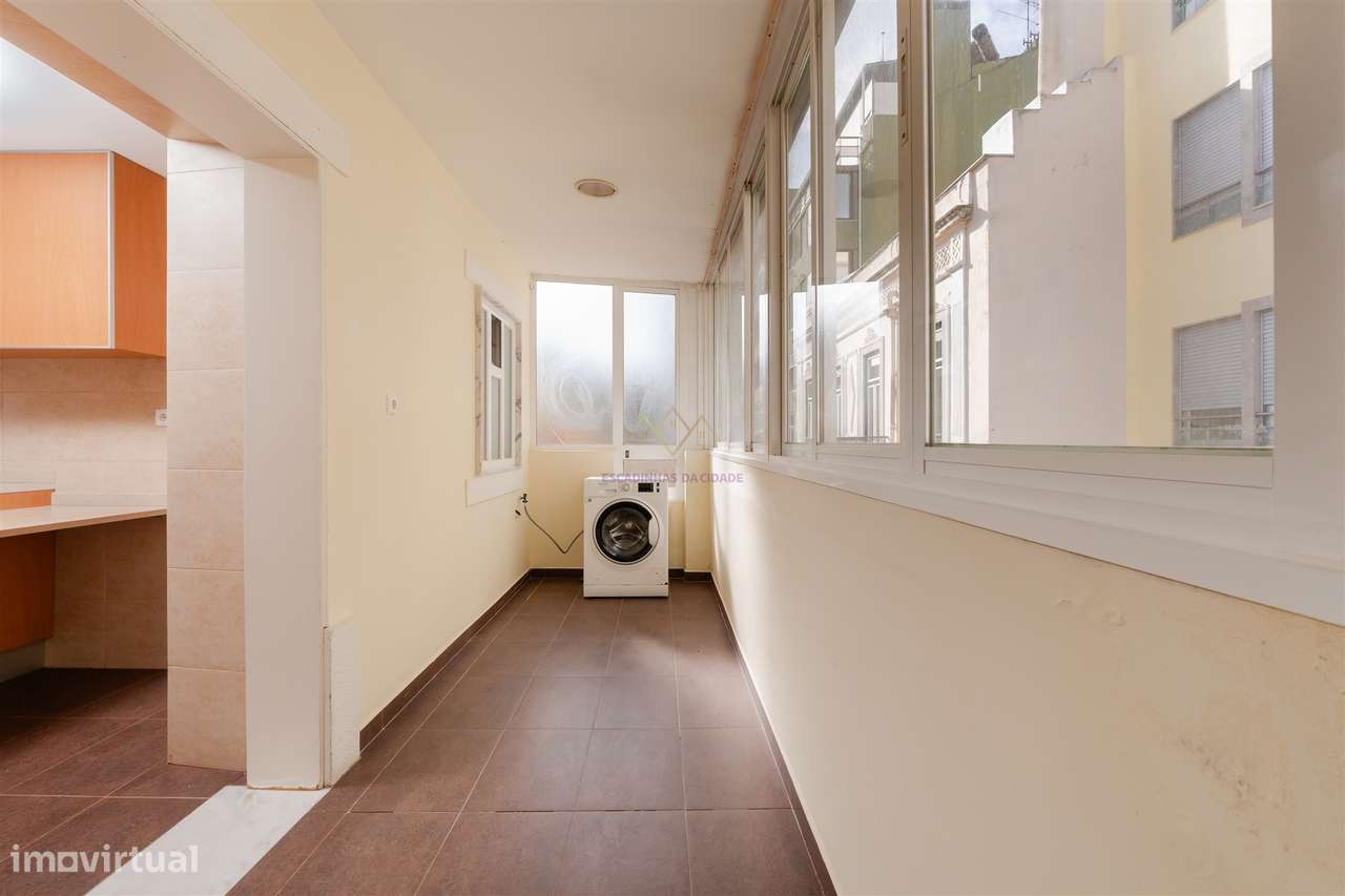 Elegância na Lapa: T2+2 com Alma e Vista Desafogada-8