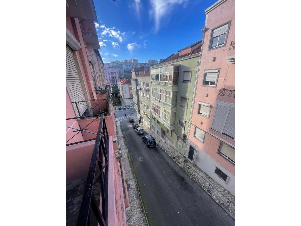 T3+1 totalmente remodelado em Queluz - Pronto a Habitar!-10