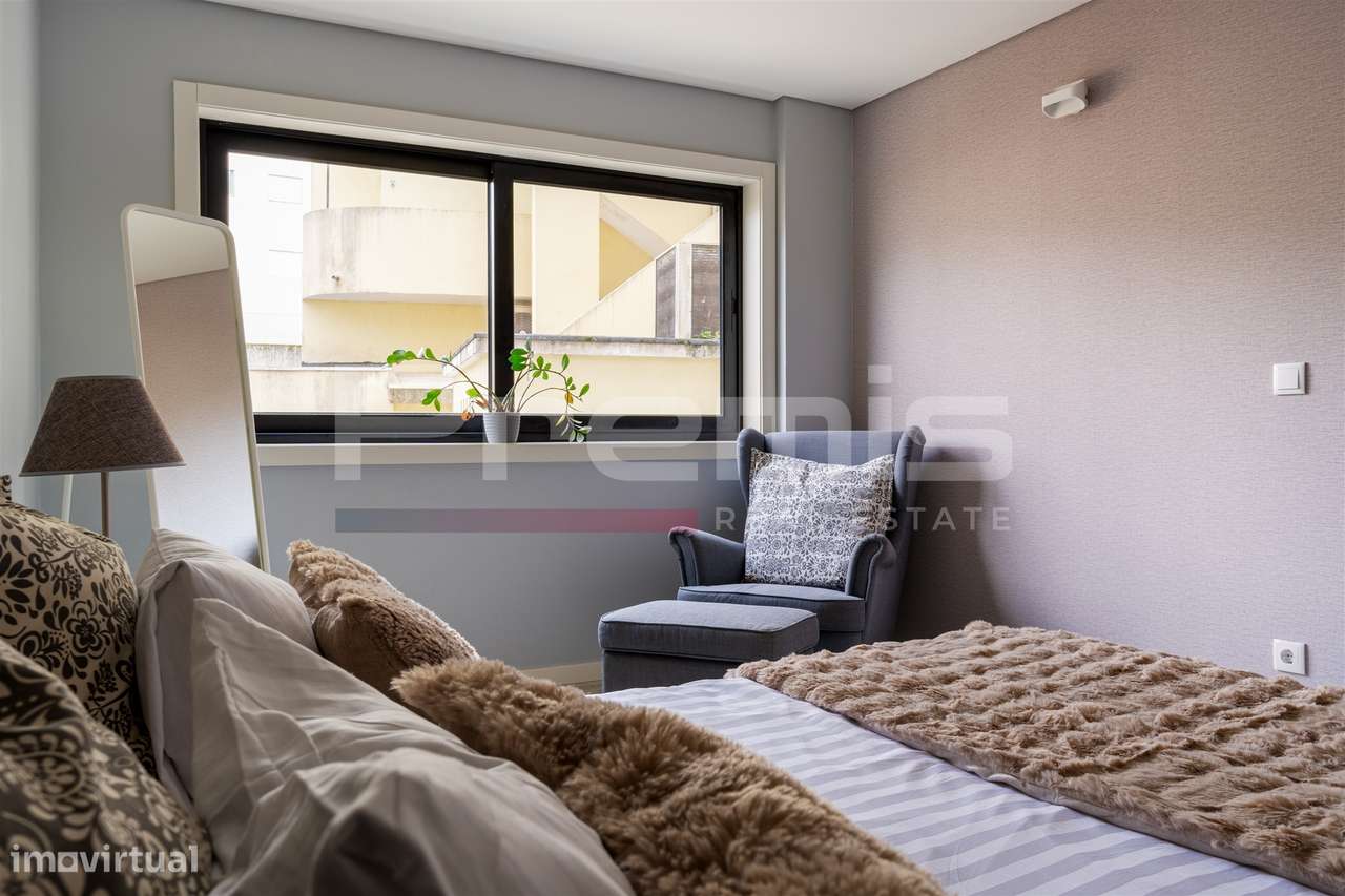 T1 no centro do Porto em frente ao metro-18