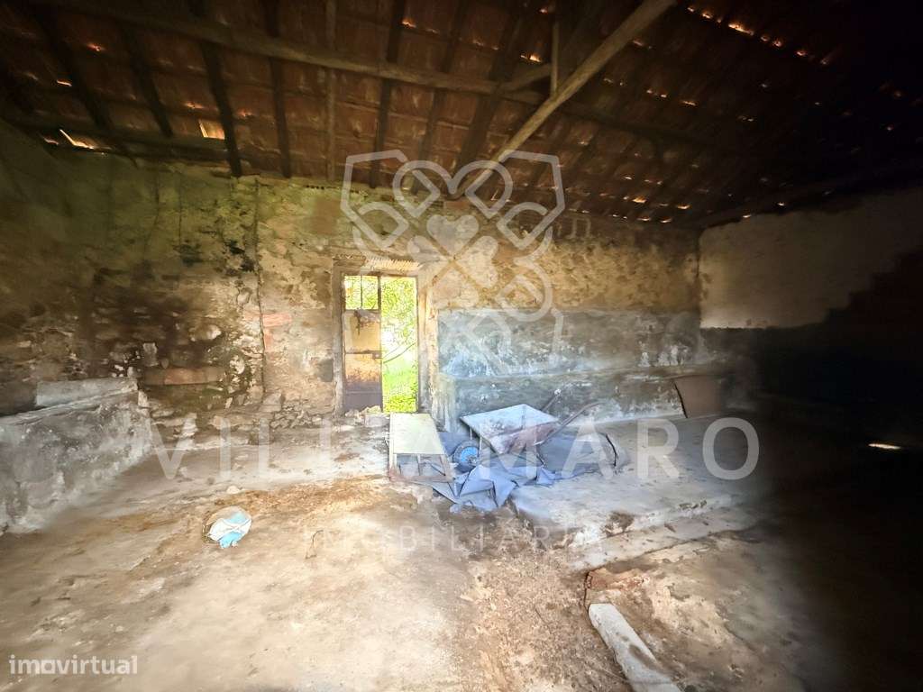 Casa térrea por recuperar com cerca de 168m2 e logradouro com 2500m2.-10