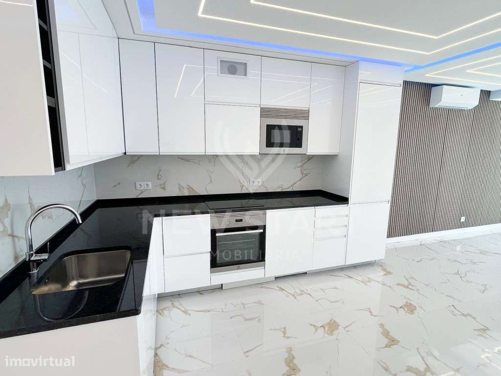 Apartamento T2 renovado com vista mar e garagem em Quarteira - Grande imagem: 3/13