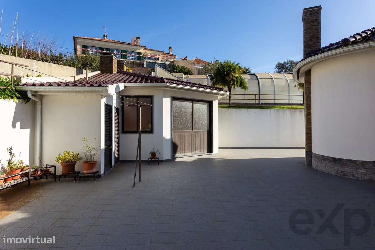 Moradia de Prestígio com Piscina-38