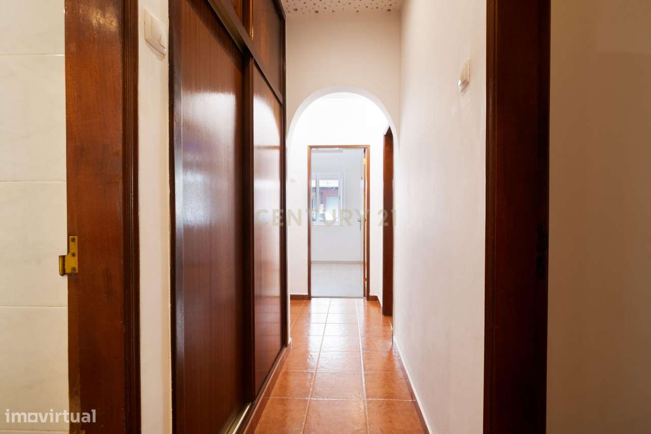 Apartamento T2+1 com Terraço no Centro de Odivelas-8