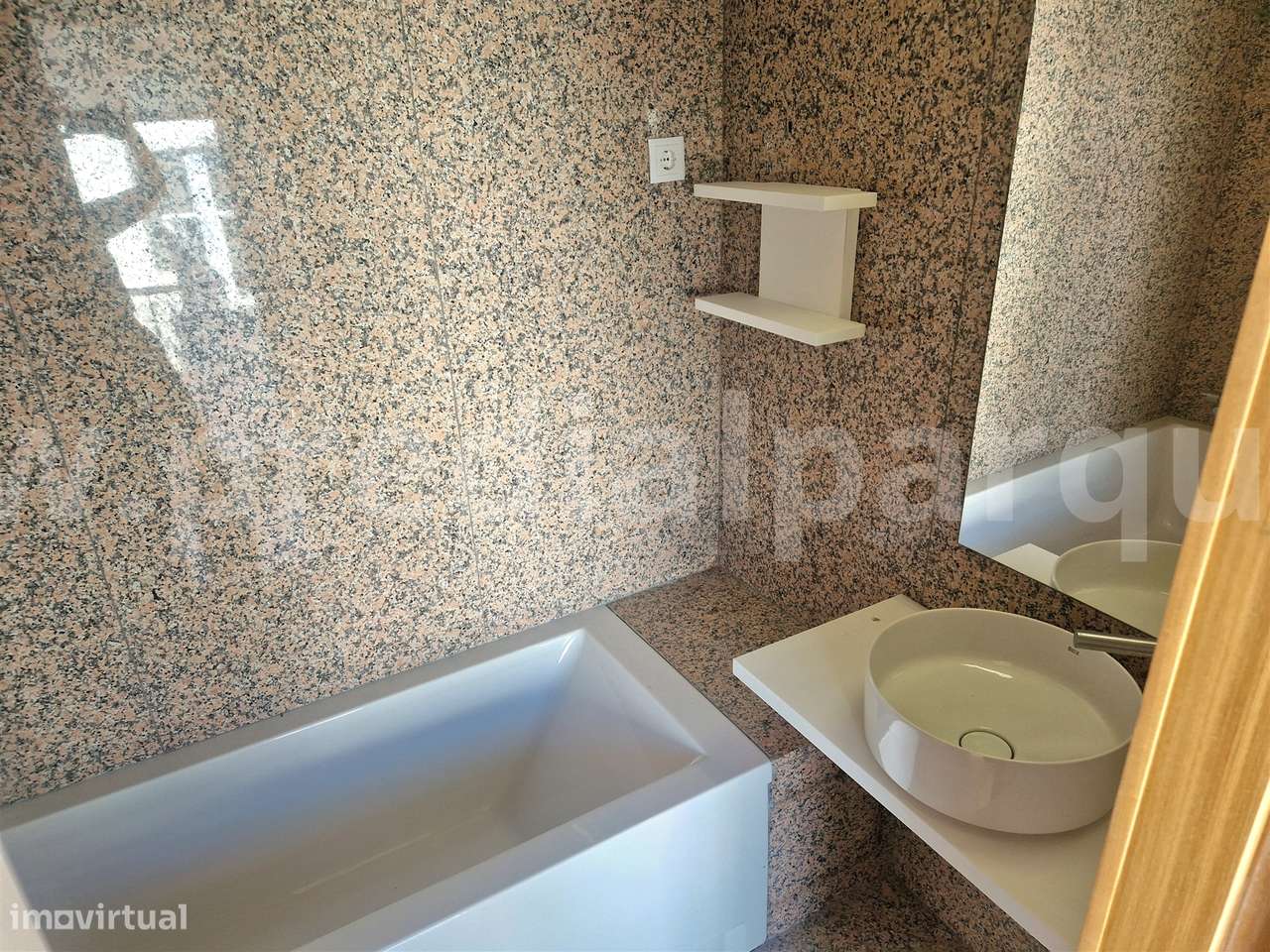 Moradia T3+1 para venda no Bairro António Aroso-16