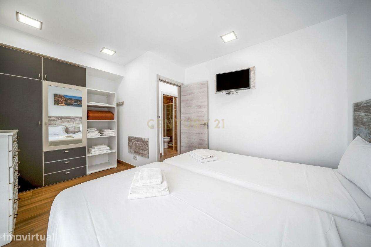 Apartamento T2 com terraços e piscina a 100 metros da praia da Oura –-17