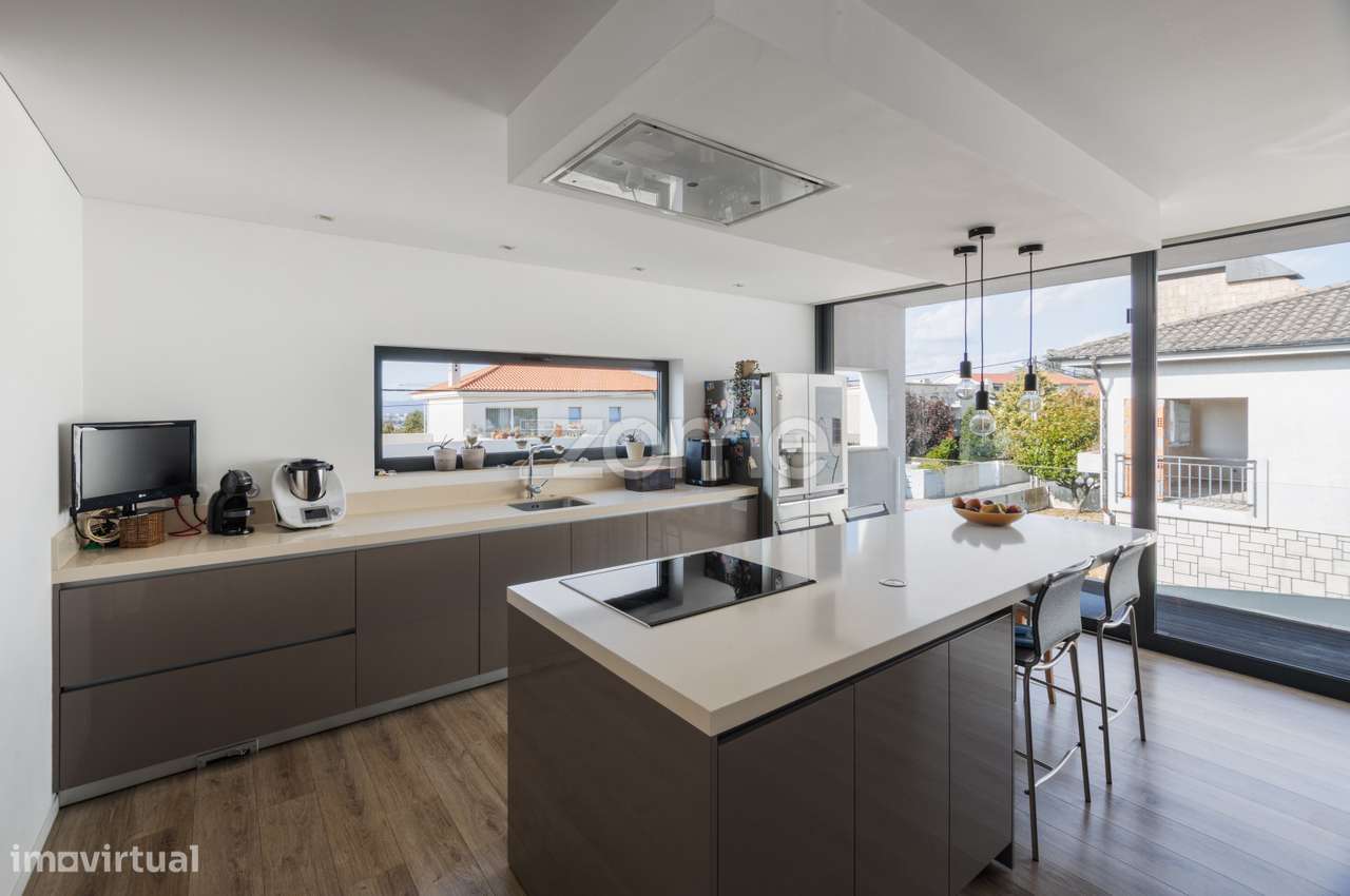 Moradia zona social térrea em Nogueira com Piscina e Três Suites - Grande imagem: 5/34