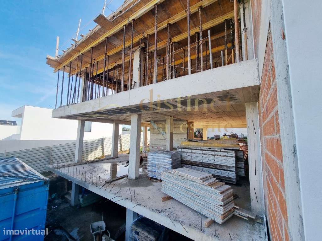 Moradia de 4 quartos de estilo contemporâneo e minimalista muito pr... - Grande imagem: 4/16