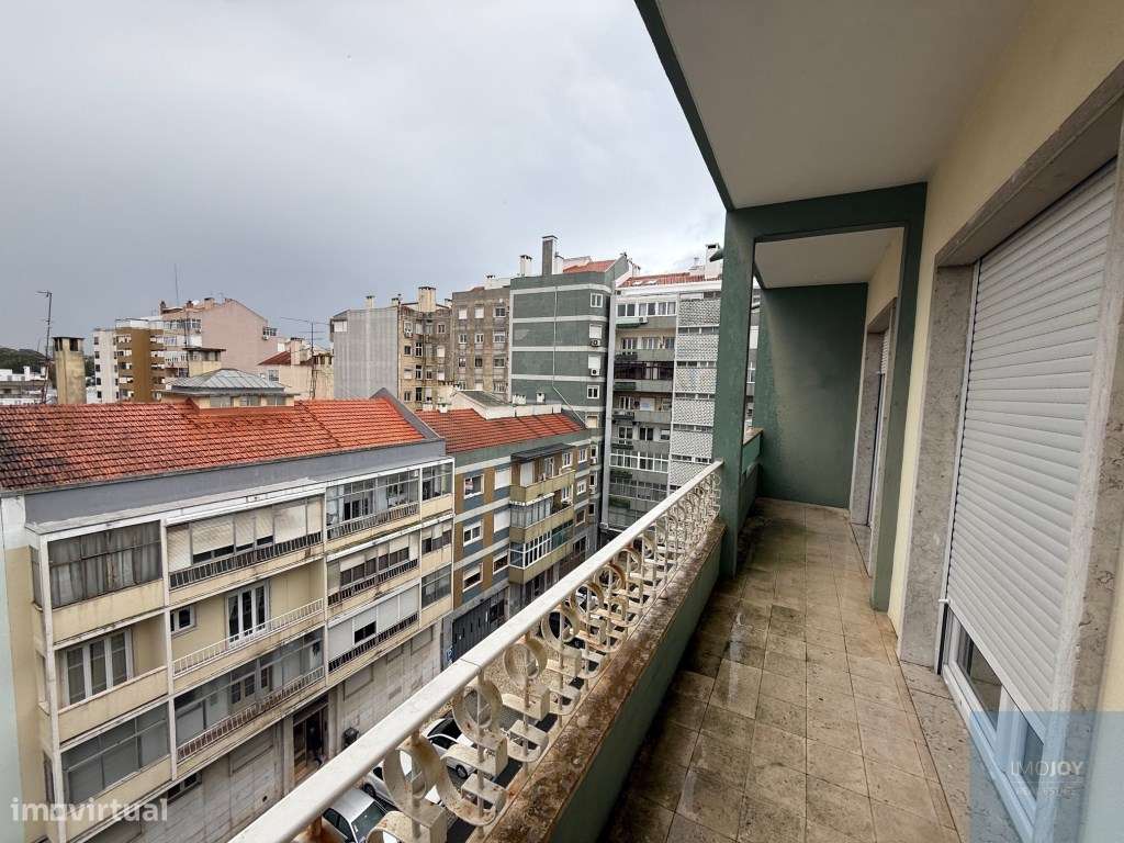 Apartamento T4 com Varanda no Último Piso em Alvalade Junto ao Camp...-7