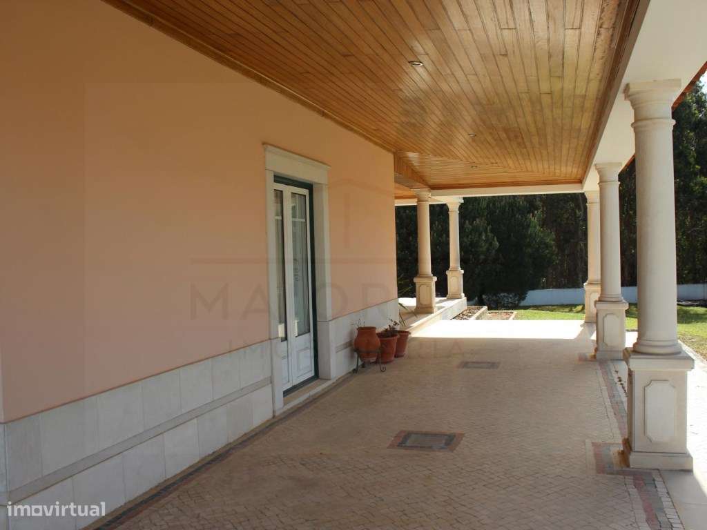 Luxuosa moradia T5 + 1 em Rio Maior-32