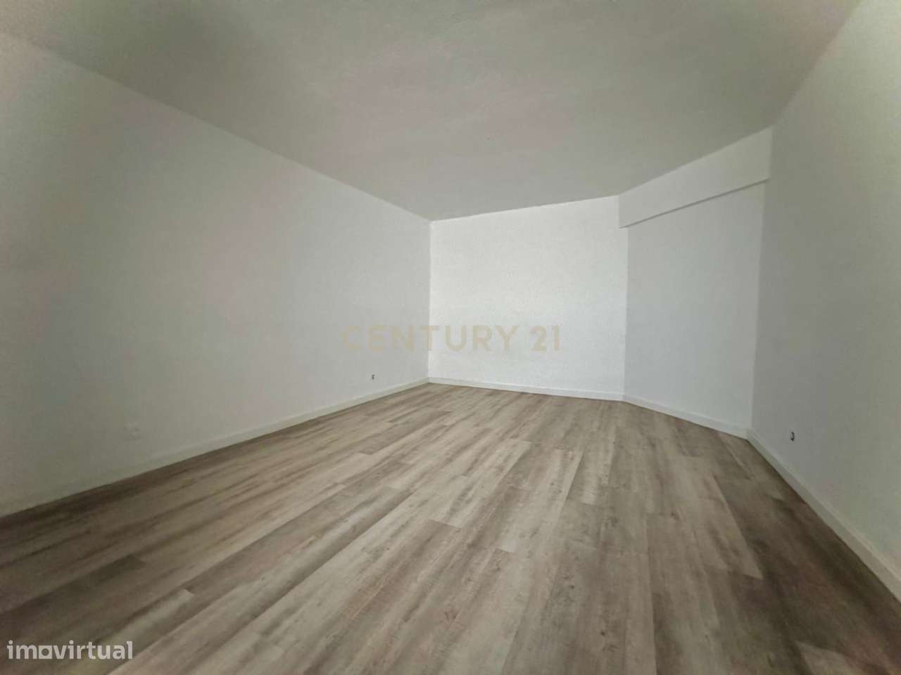 T3 com cave em São Pedro do Estoril – Versatilidade e localização priv-26