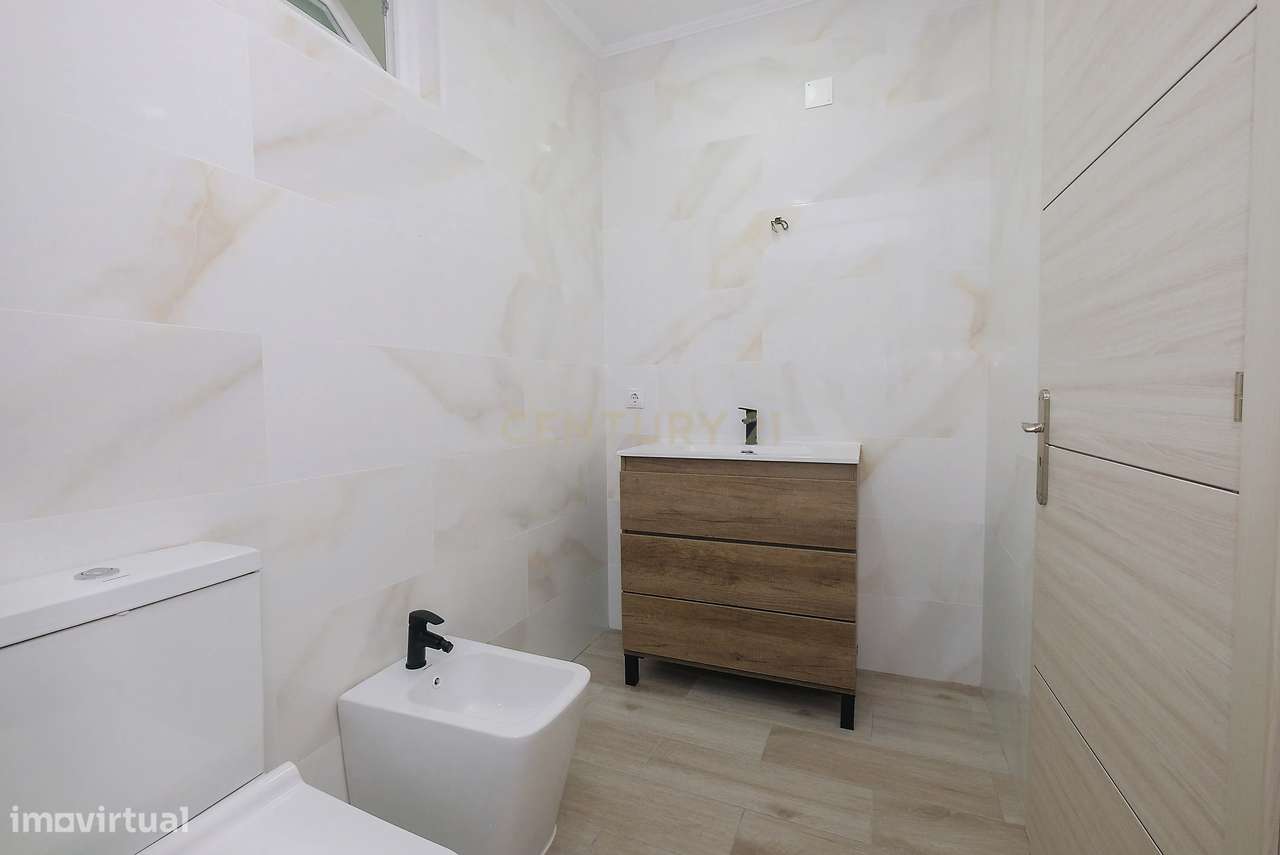 Moradia T4 Renovada no Estoril | Conforto, Espaço e Excelente Localiza-30