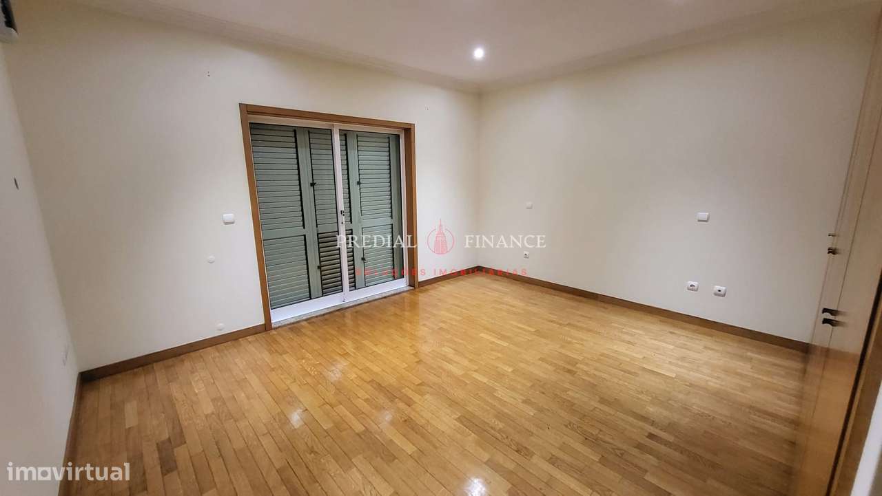 Moradia T4 com Jardim, Terraço, Garagem Dupla e Área de Barbecue — Exc-22