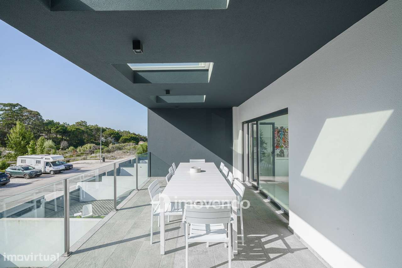 Moradia T3+1 moderna, com piscina e garagem, na Caparica-8