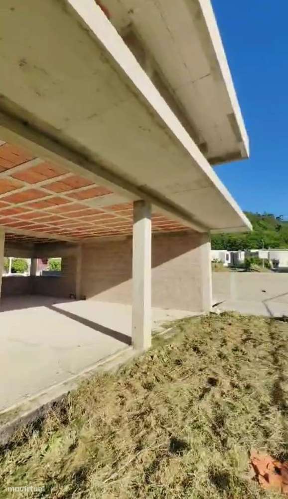 Moradia T3 em estrutura com garagem, jardim e vistas verdes-12