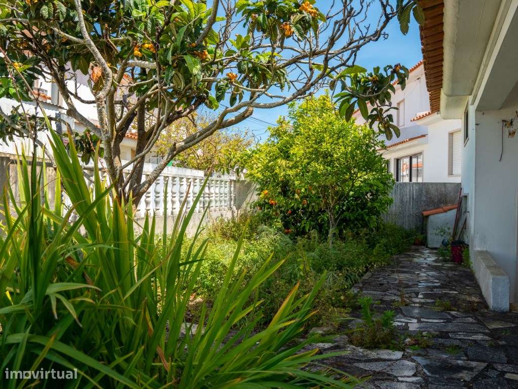 Moradia Usada T4, em banda, na Nazaré.-24