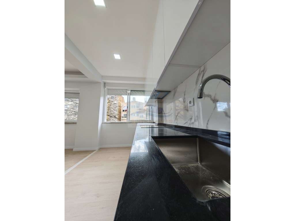 Apartamento T1+1 totalmente remodelado com quintal - Amadora - Grande imagem: 4/12