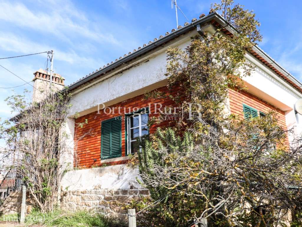 Quinta com casa de habitação T5 e diversas construções-22