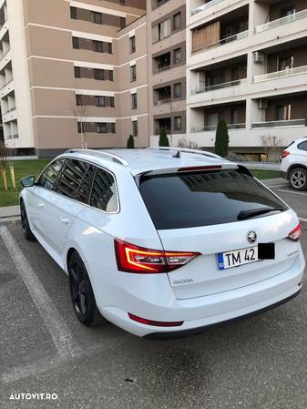 Skoda Superb Combi 2.0 TDI DSG Laurin & Klement - 5