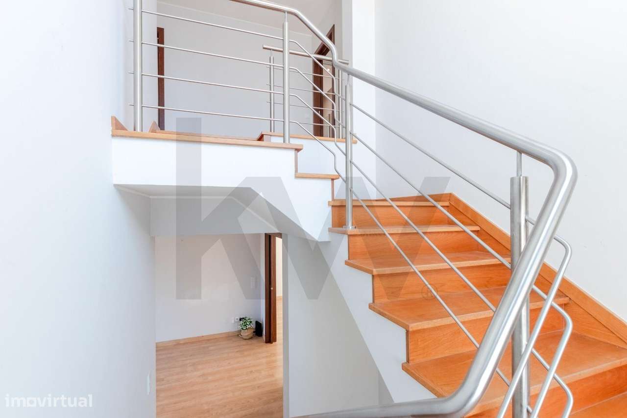 Moradia de sonho T4 com jardim, piscina e privacidade no coração de Ca-18