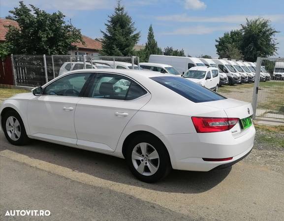 Skoda Superb 2.0 TDI DSG Ambition - 5