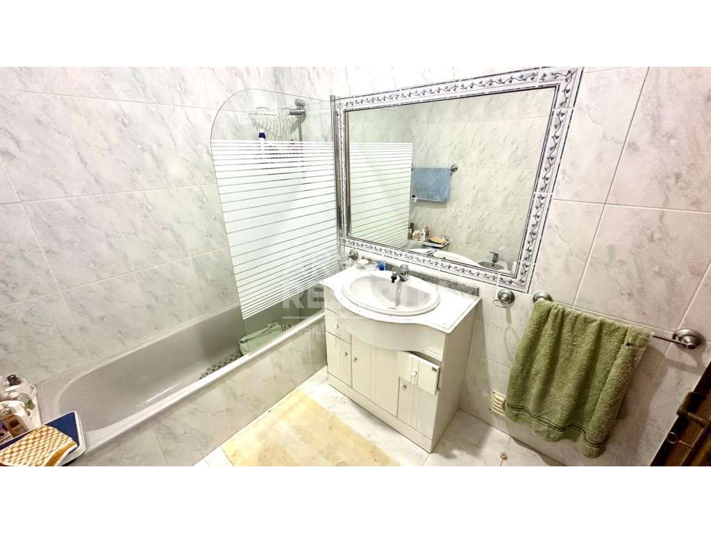 Moradia T3 em Banda - Churrasqueira, anexo e potencial para piscina...-12