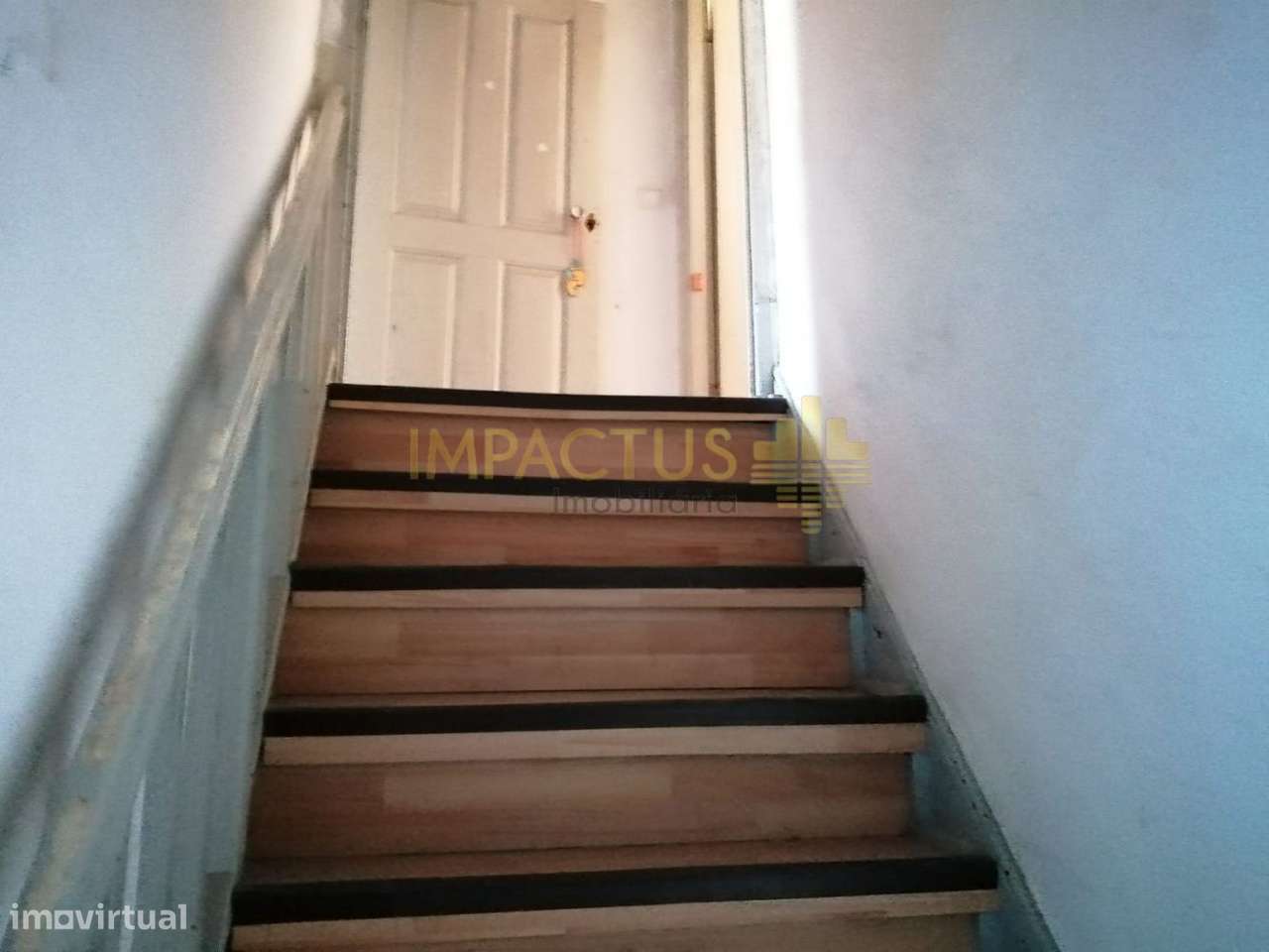 Moradia para restauro com inquilino próximo da Estação - Grande imagem: 5/29