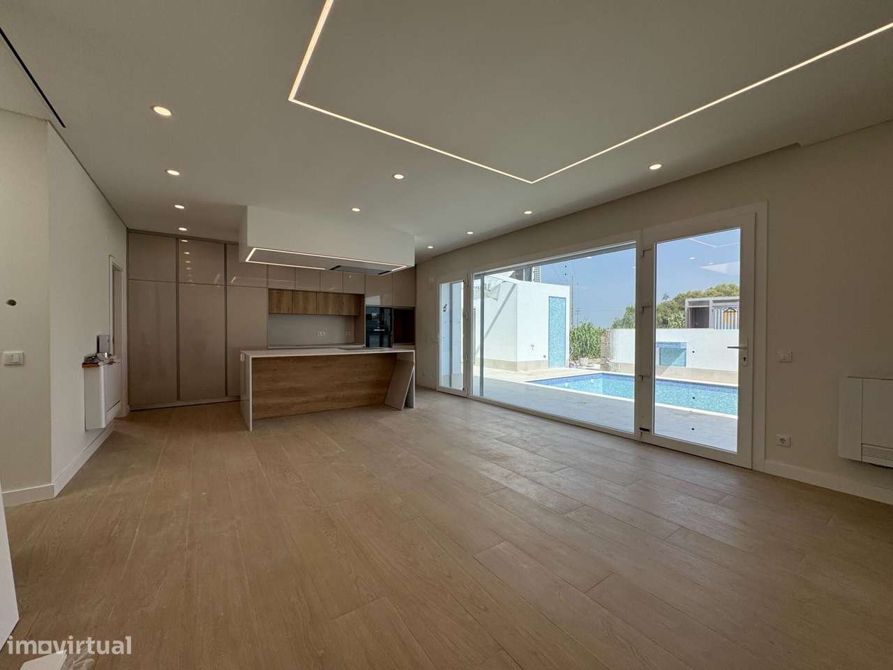 Nova Moradia T4 com Piscina na Vila de Azeitão-0
