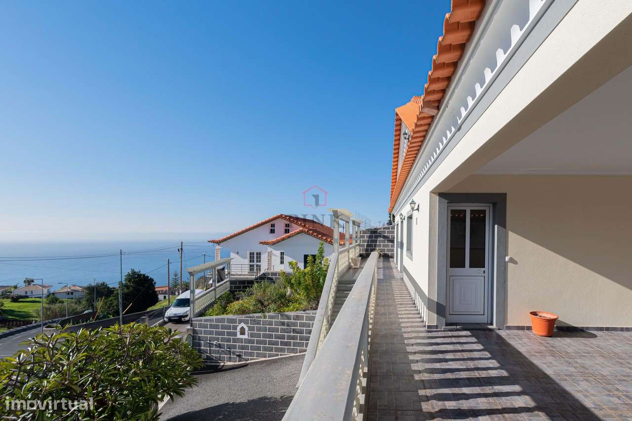 Calheta | Moradia T3 com Vista Mar e Terreno Extra - Grande imagem: 2/47