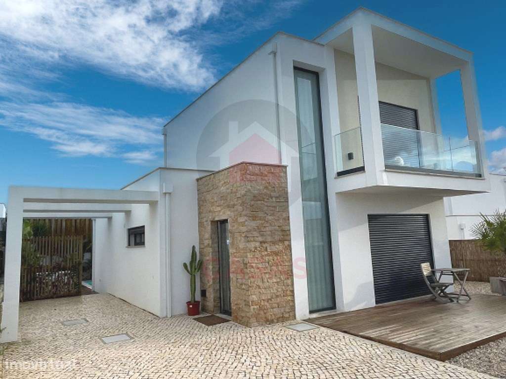 Moradia de arquitectura moderna com piscina privada-0