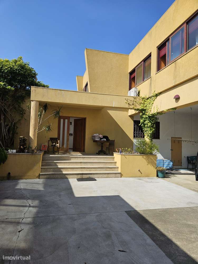 Lindíssima Moradia T6 de quatro frentes-19