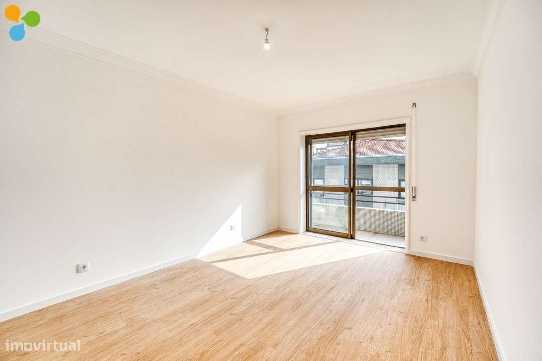 T2+1 Renovado com Varandas e Lugar de Garagem | Próximo da Rotunda da-17