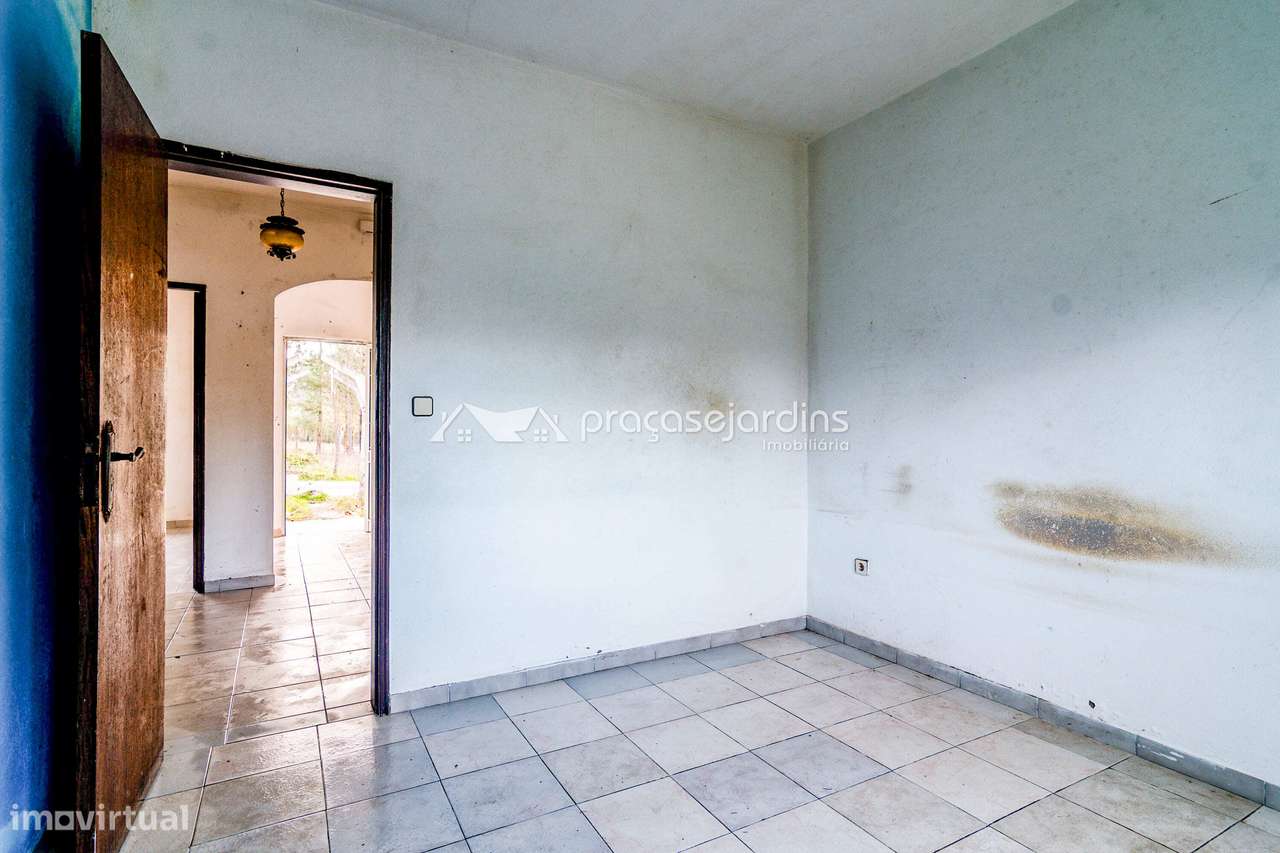 Moradia isolada térrea com anexos e terreno-11