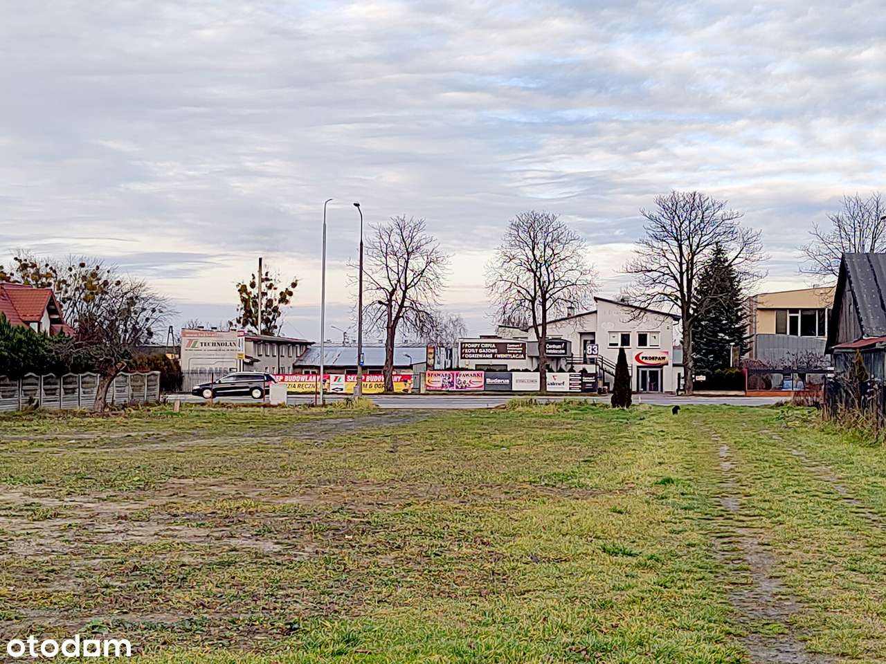 6 działek z pozwoleniem na bud. budynku usług. 3 kondygn o pow 3604 m2-4