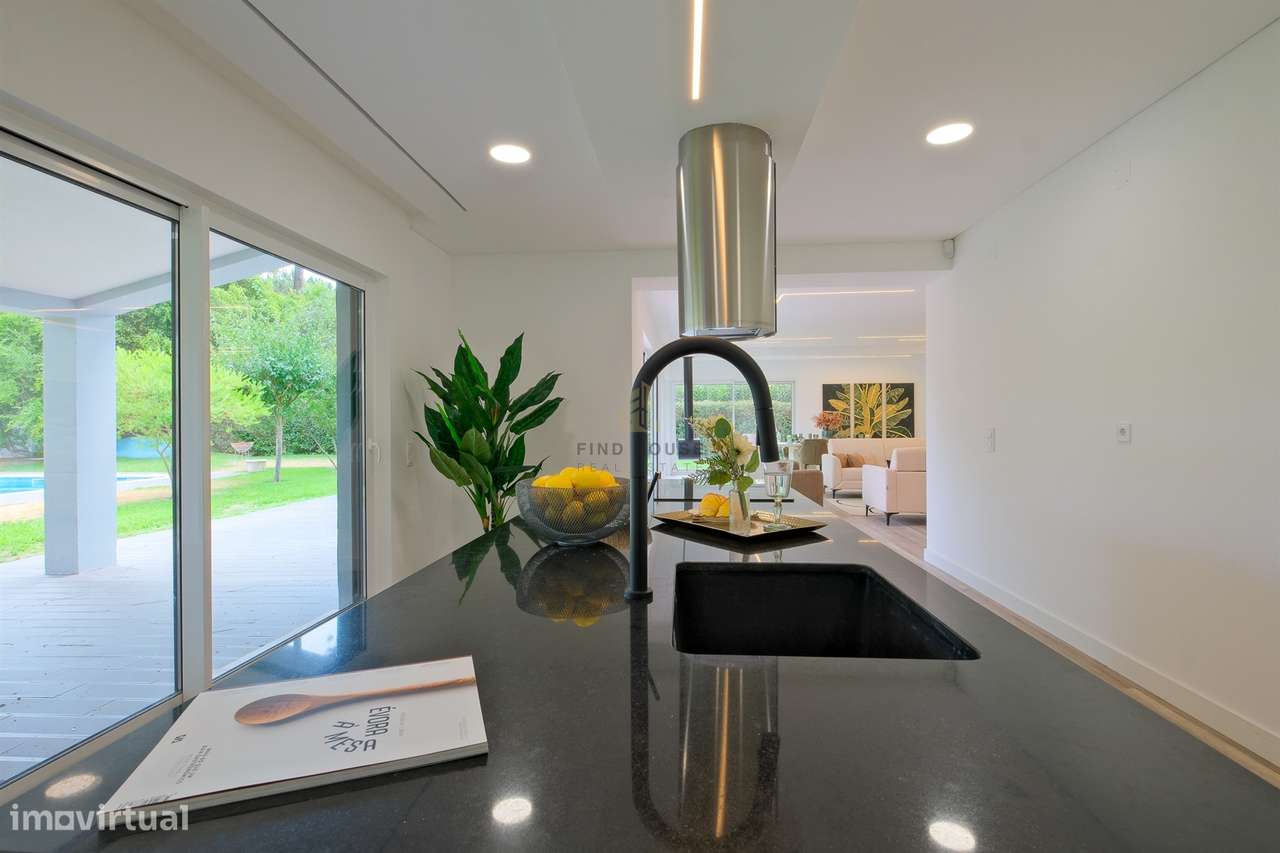 Moradia T4 de Luxo Totalmente Remodelada na Herdade da Aroeira-12